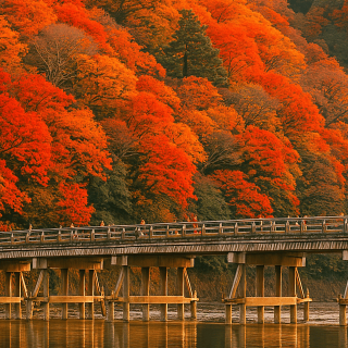 咲き乱れる紅葉と渡月橋